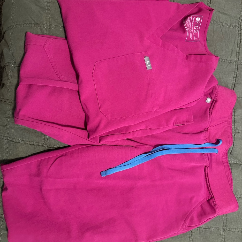 Figs raspberry scrub set-Catarina top size sm, high waisted Zamora joggers Med